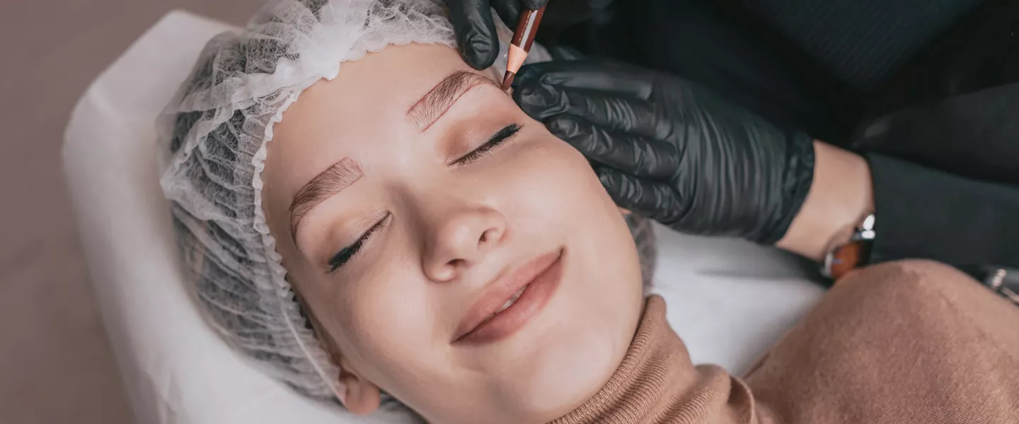 Mujer preparándose para Microblading